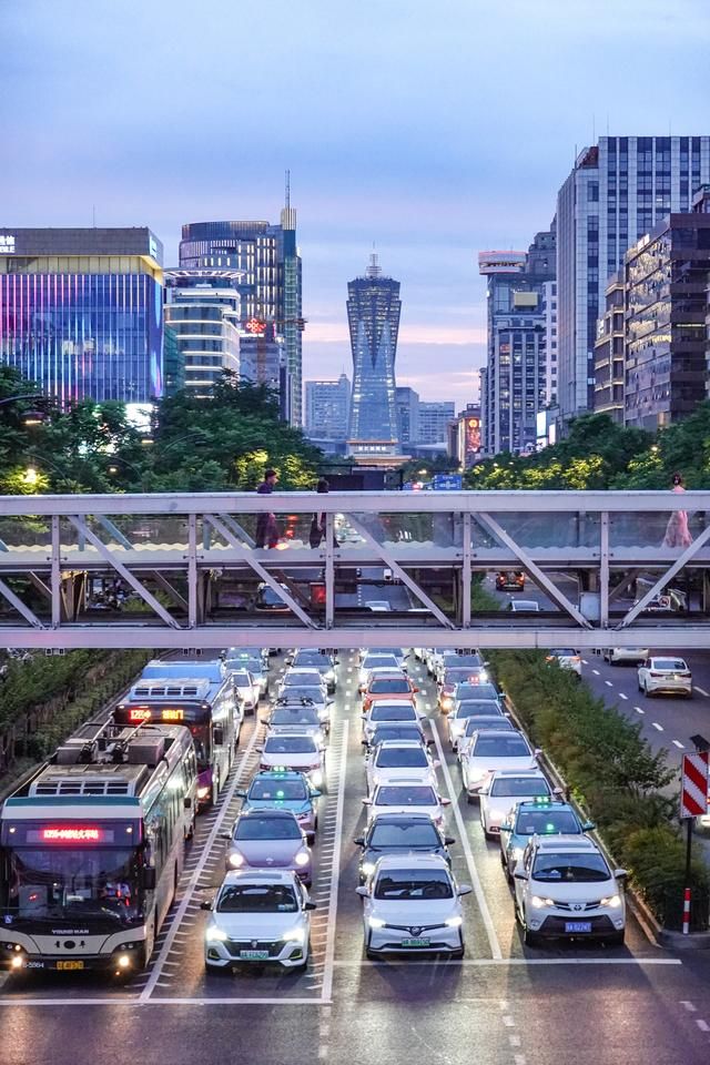 杭州路上的夜景视频,杭州延安路步行街夜景照片