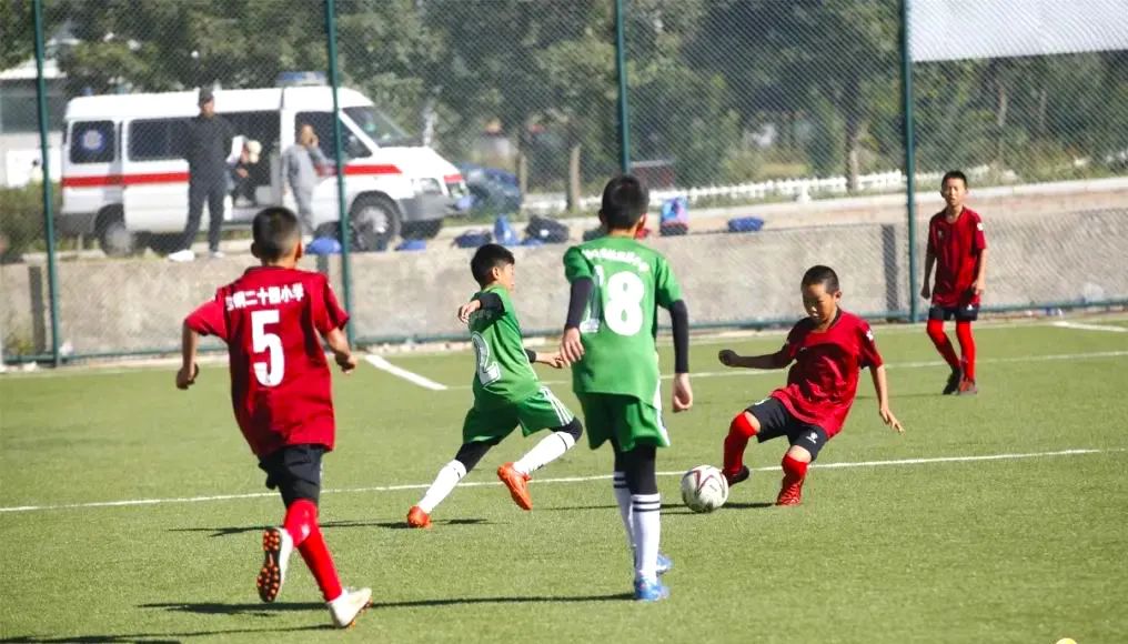 小学校园足球联赛喜报,恭喜小学获得比赛冠军