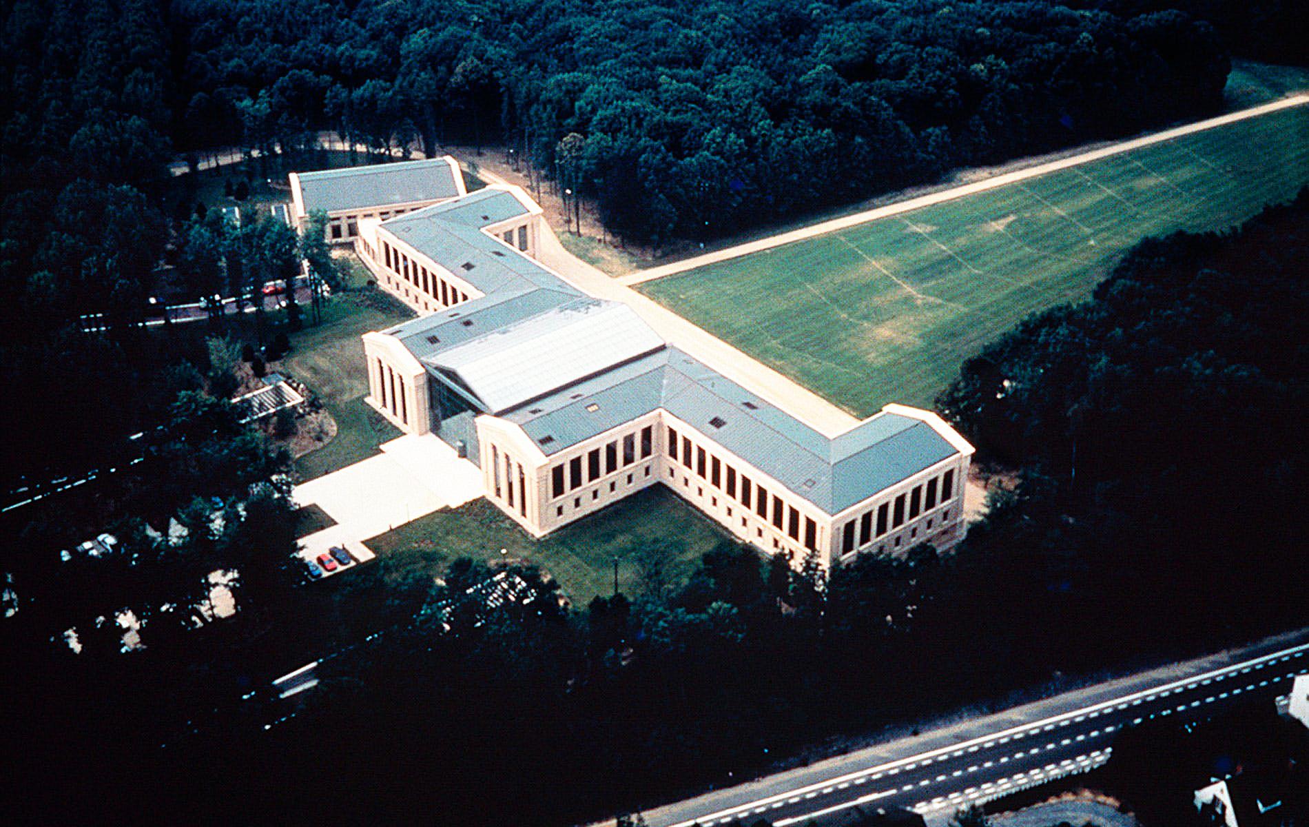 扔向俄罗斯的“金融*弹核**”SWIFT，它的总部是座怎样的建筑？