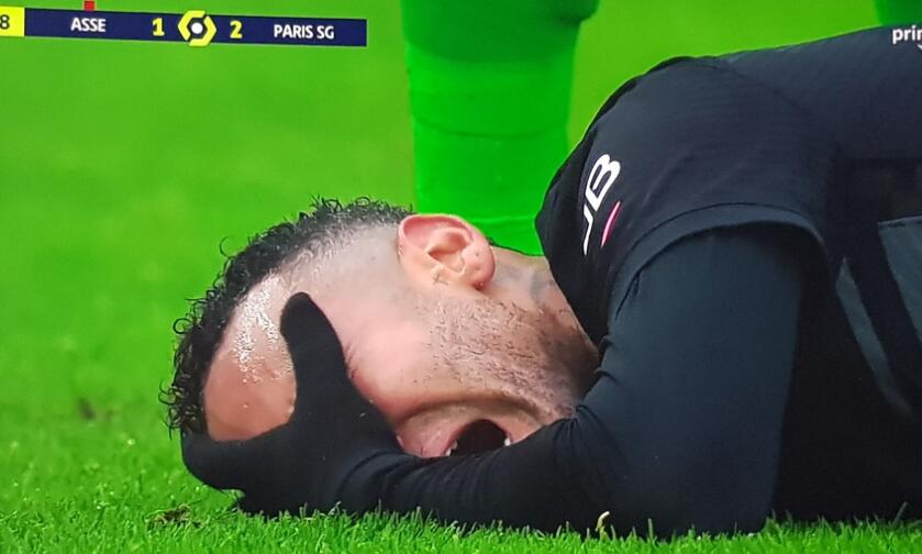 内马尔脚踝变形落泪被担架抬走,内马尔脚受伤