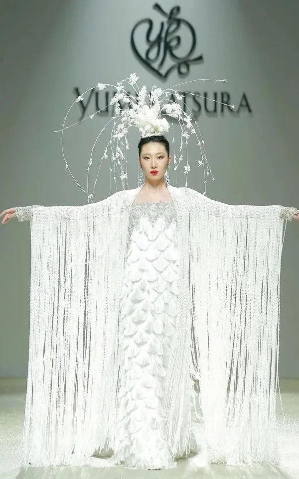 亚洲婚纱女王杀进内娱，女星们集体坐不住了