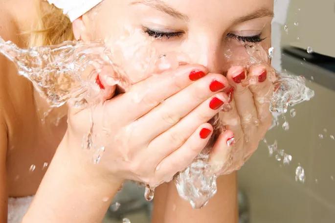 涂防晒后涂粉底液会堵塞毛孔吗,防晒霜和粉底哪个更堵毛孔