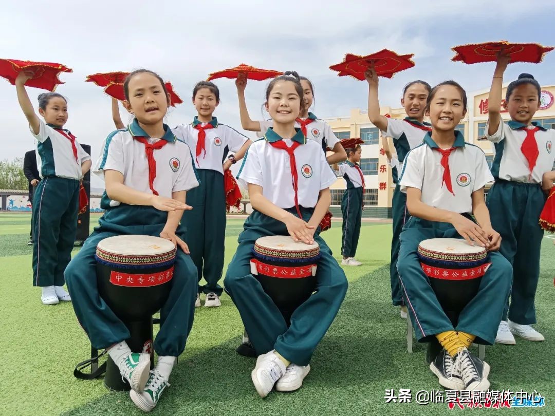 表演竹竿舞跳绳,跳绳竹竿舞大课间