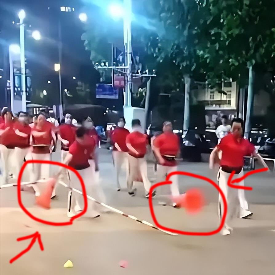 暴走团踢护栏后续,暴走团变打砸团