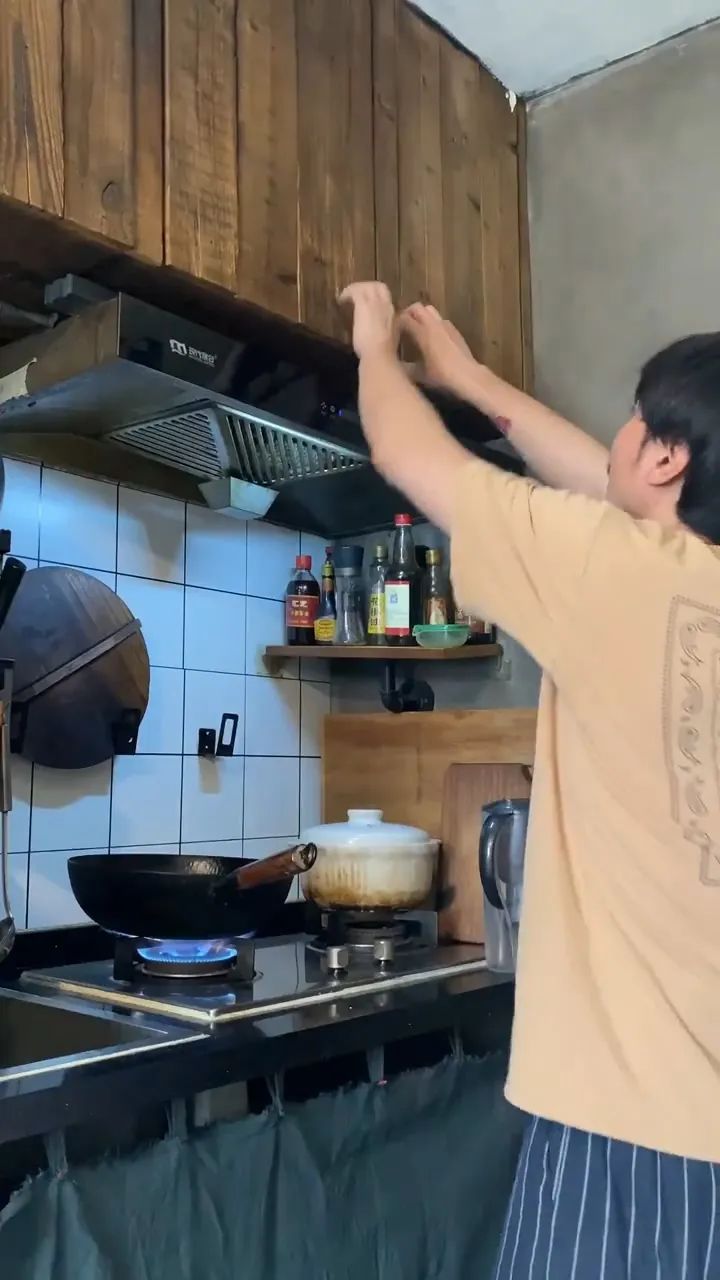 著名演员演戏10年，却蜗居二环10㎡，存款5位数：这么穷？我不信