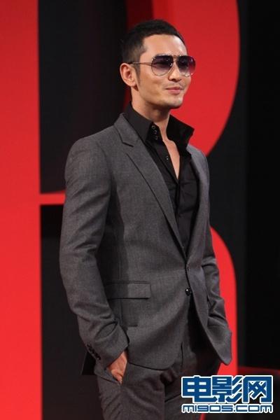 MiuMiu酥胸走光hold不住周冬雨逃军训捧场芭莎