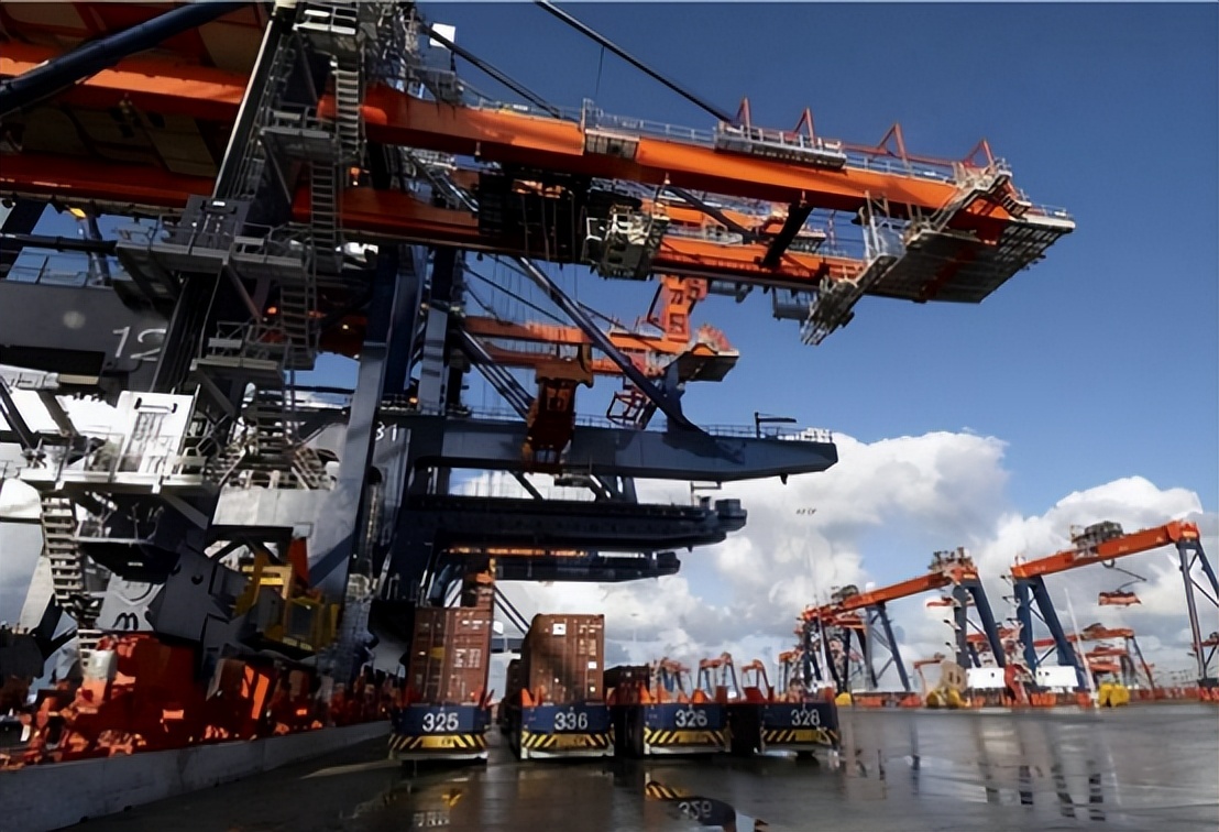 从被西方*锁封**到垄断美国90%市场,登顶世界第一,振华重工凭啥?