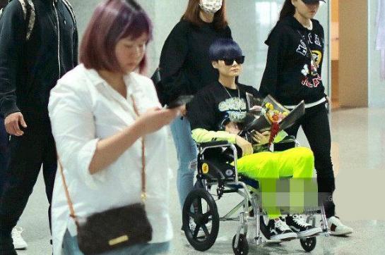 最有钱女明星刘亦菲,刘亦菲秀名贵翡翠大耳环