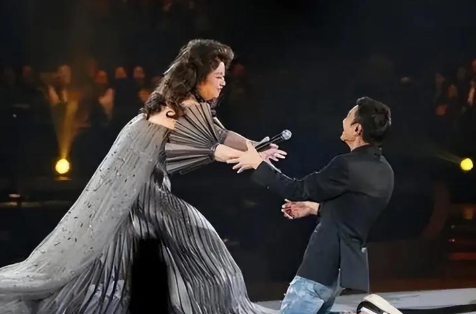 徐小凤怼人场面,周润发致敬徐小凤图文