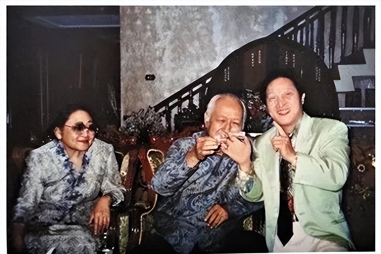 大师王林给女星们“开光”的！一丝不挂用酒画符，场面炸裂！