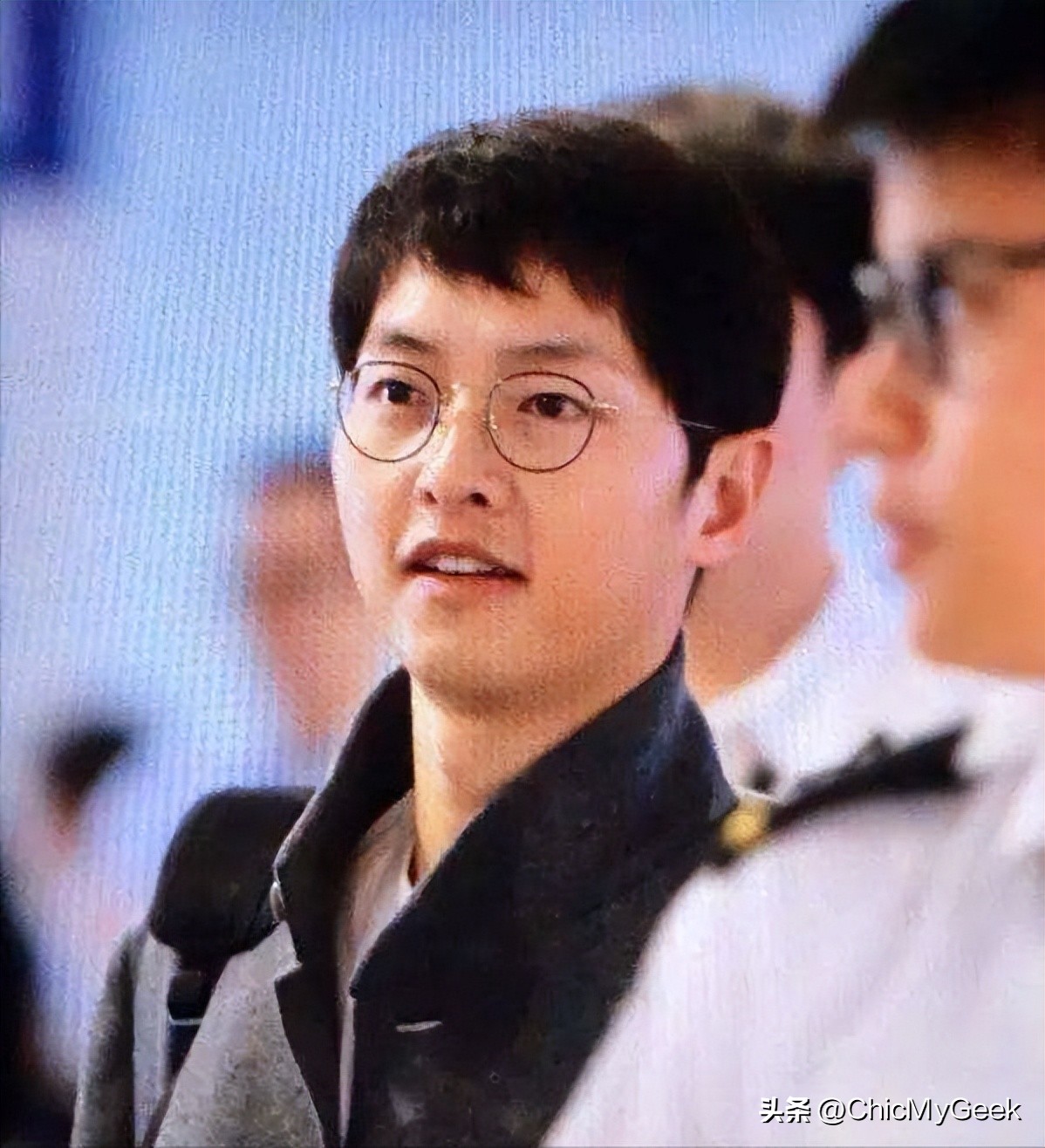 宋仲基财阀家的小儿子棒球服穿搭,宋仲基西装杀明星霸气出场