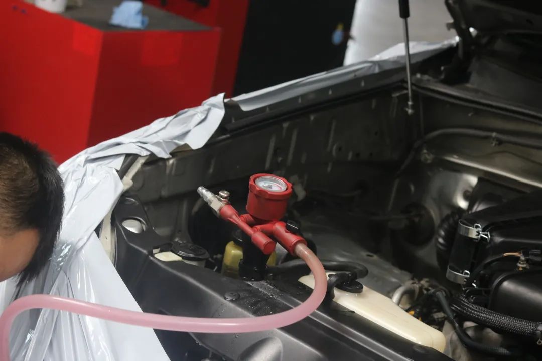 2003年的丰田老霸道，33万公里“车况残旧”，翻新复活变新车