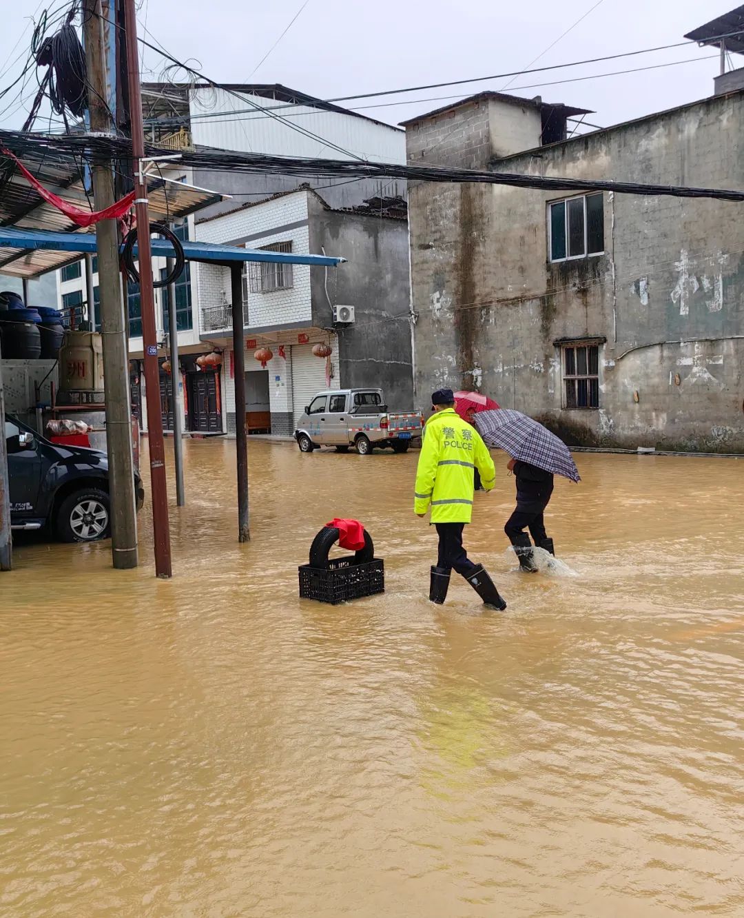 夏季行动|暴雨来袭，巫溪公安全力守护为群众撑起“平安伞”
