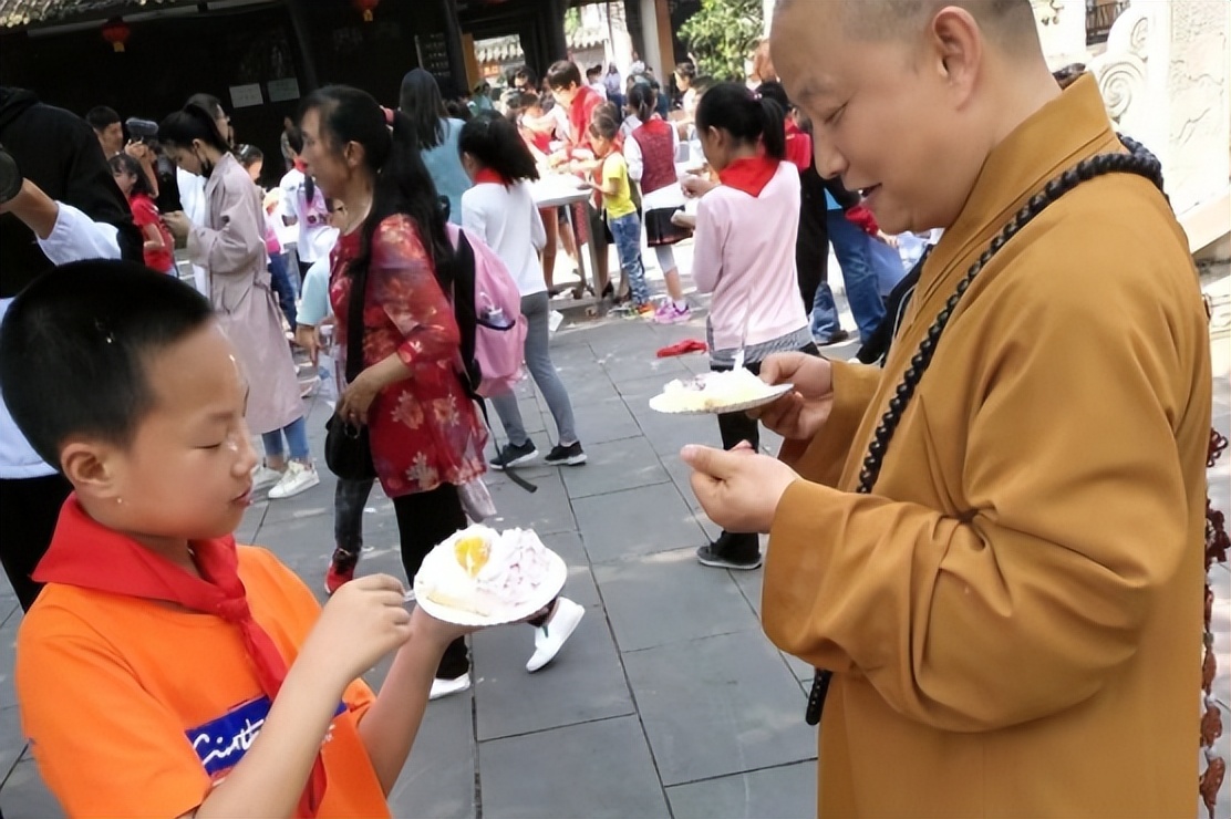 四川汶川的一位和尚连破三戒,汶川地震和尚为救人破了哪三戒