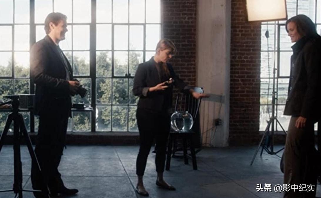 她被下药囚禁到地下室，当众多人*奴性**，报警后英国警方：你穿多少