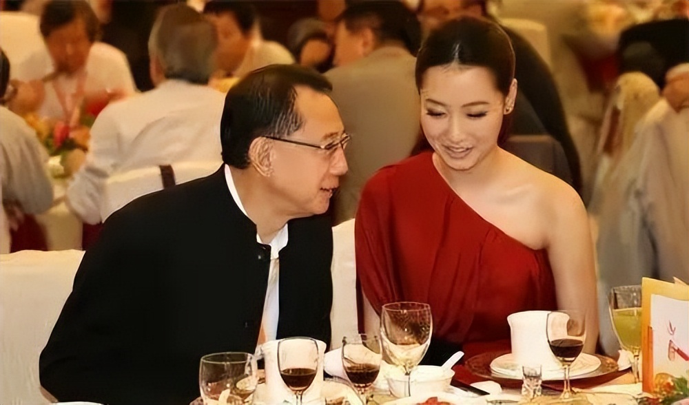 她是英皇在内地一姐,靠成龙力捧出演《神话》,礼服事件备受争议