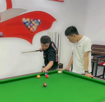 小伙自创台球杆法挑战丁俊晖,仙人杆法挑战丁俊晖原视频