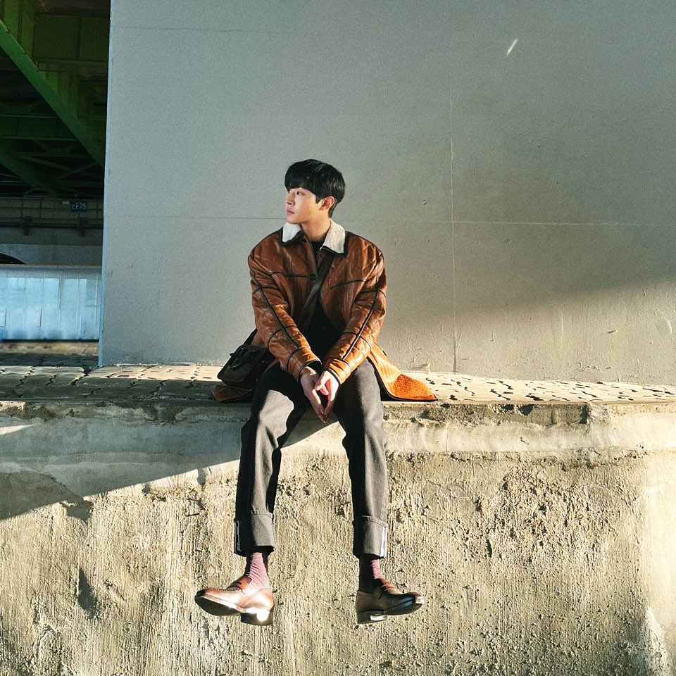 安孝燮黑打底穿搭,安孝燮社内穿搭