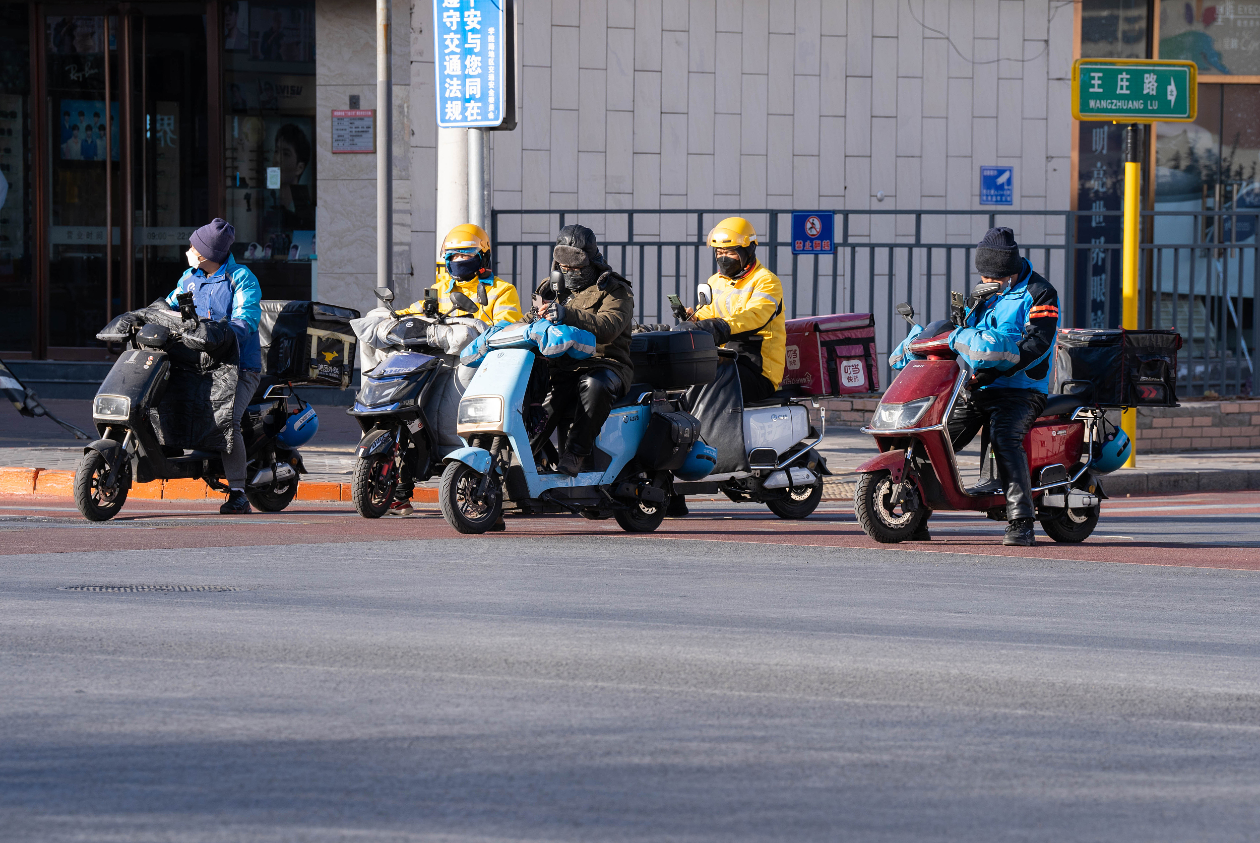 外卖骑手人满为患738万等待接单,失业大军拥入外卖骑手收入腰斩