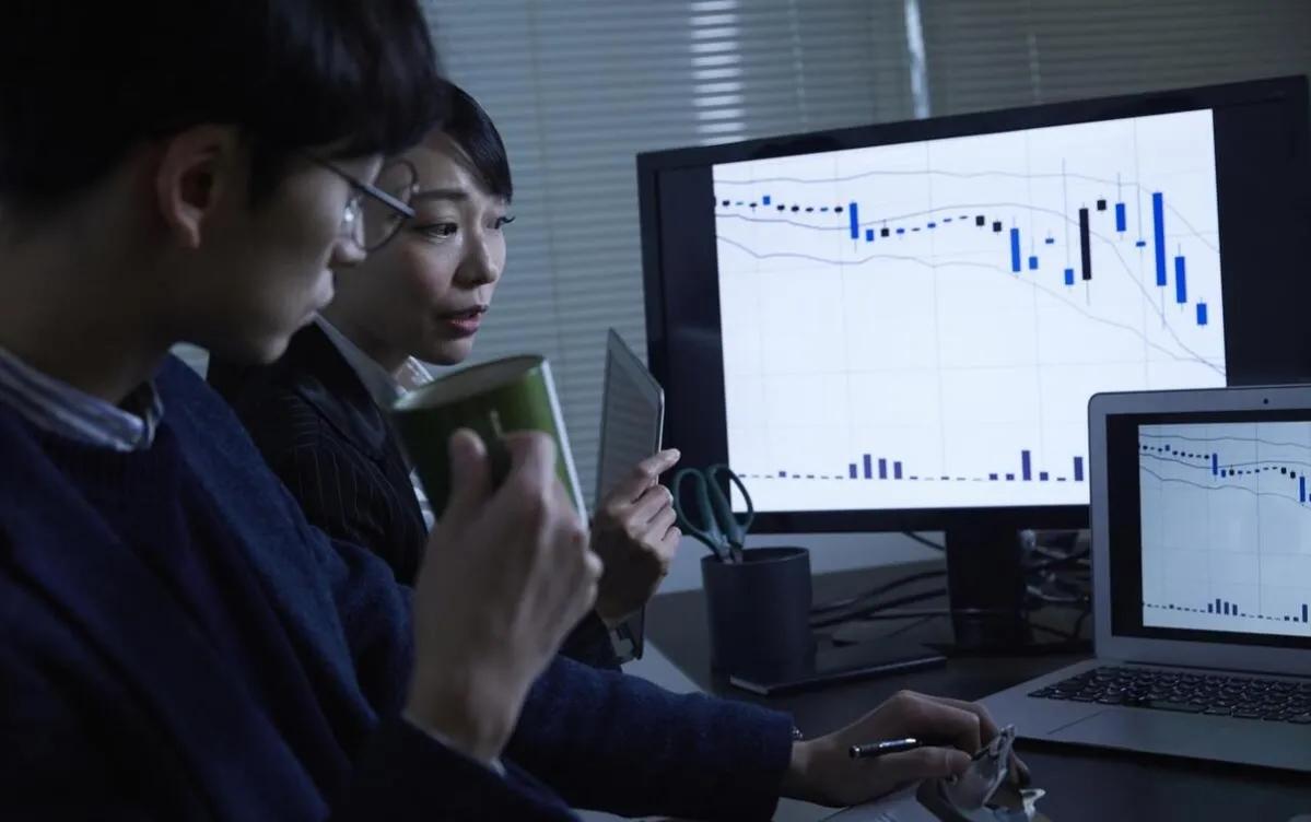 五粮液170元一股，马钢股份3元，60万元买只养老股票，该买哪只？