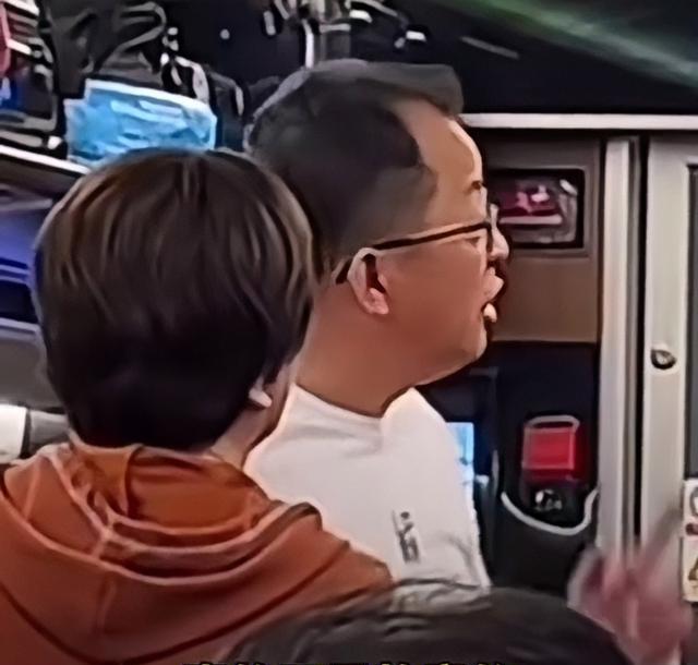 大妈碰掉小伙电脑拒赔偿电脑型号,大妈碰掉小伙1万6电脑拒赔偿