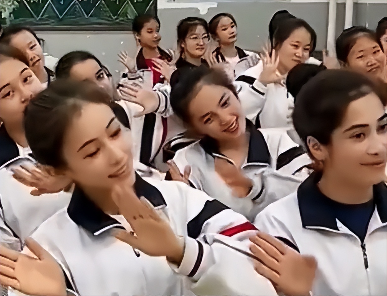 最美学生课间操,新疆学校民族特色课间操