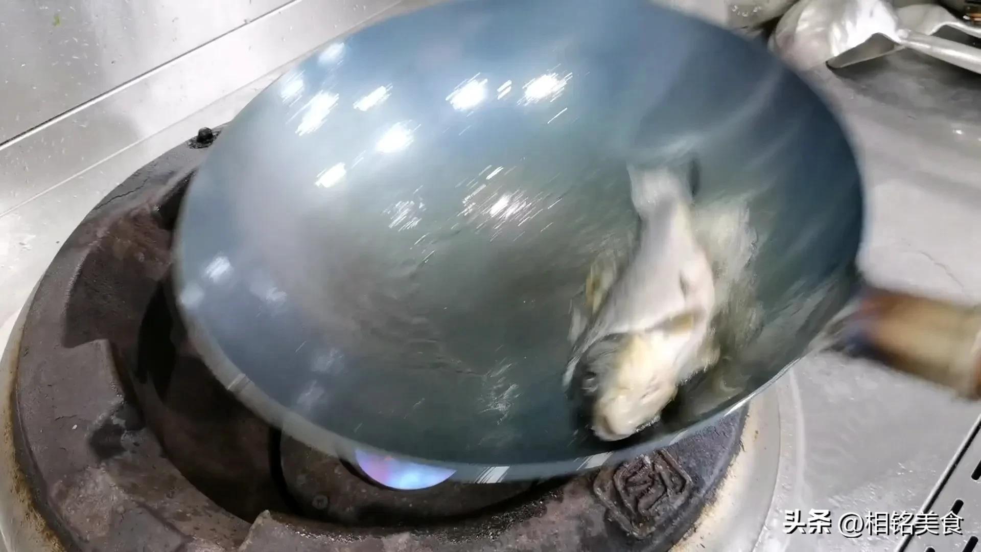 新铁锅怎样开锅小妙招视频,不粘锅的铁锅最佳开锅方法