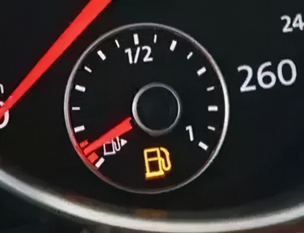 汽车没油了加多少能打着,汽车没油还能跑多少公里