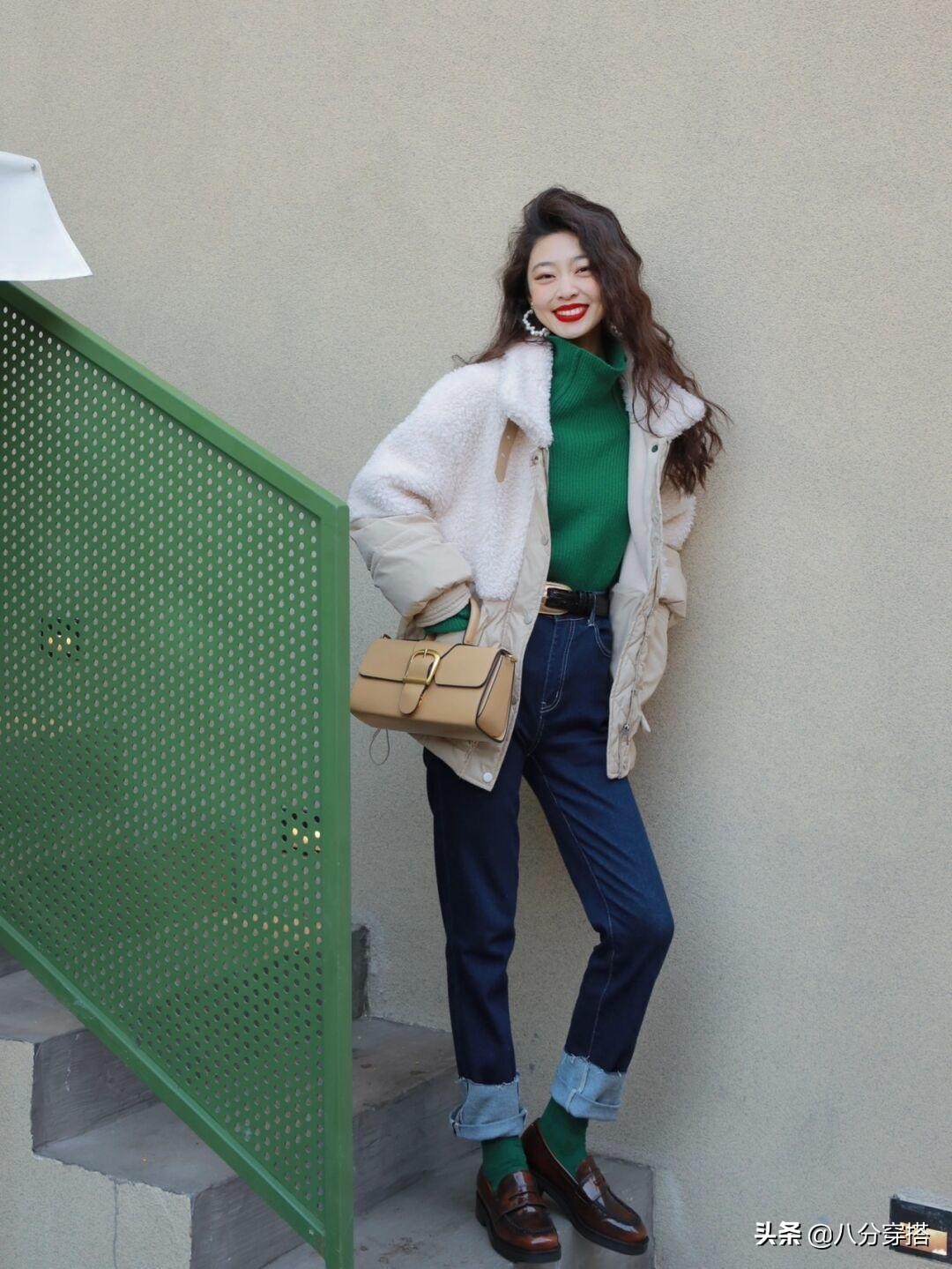 今年最火的羊羔绒外套,羊羔绒外套冬季温柔系穿搭