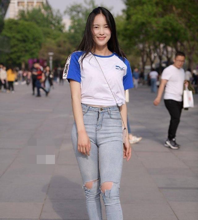 白T搭配浅色破洞牛仔裤，简单休闲又不失活泼