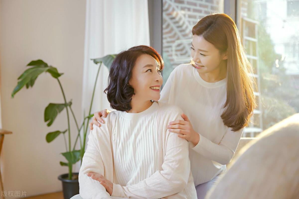 每月给母亲一千，探亲时却看见弟弟在家，我不再给那么多钱