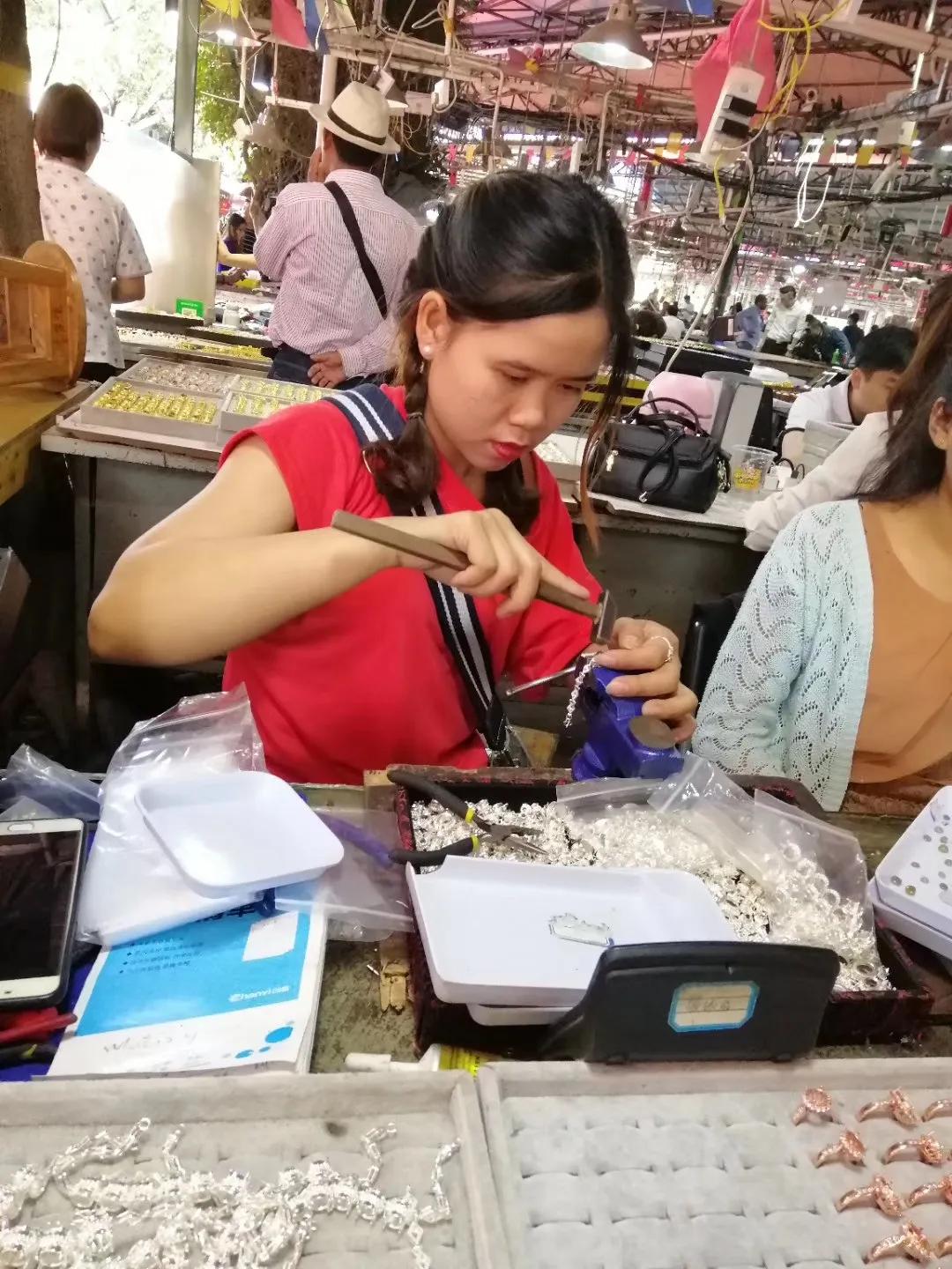 缅甸人在瑞丽开理发店,缅甸人在瑞丽定居