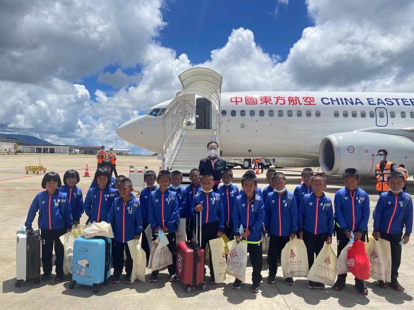 第一次飞出佤山参赛东航助沧源足球小将圆梦夺冠