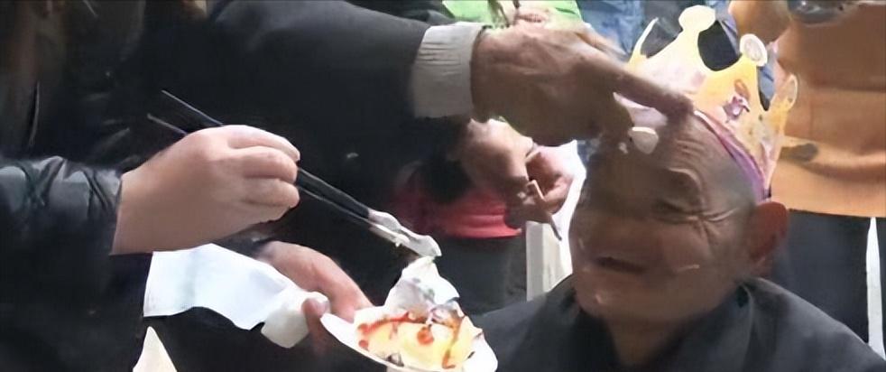 山东66岁老人自办活人出殡,山东省一位66岁老人办活人葬礼