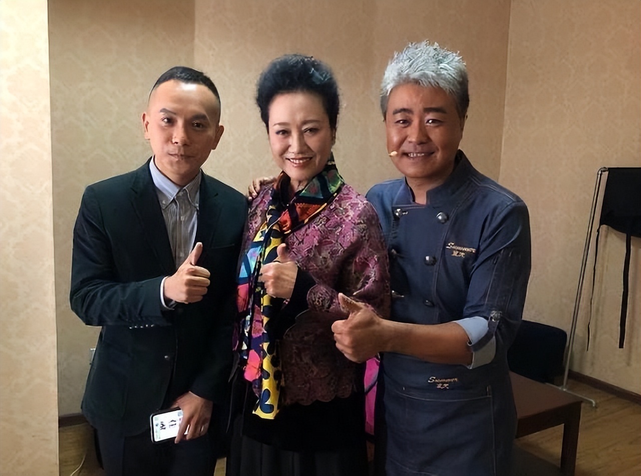 王丽云年轻时穿军装最漂亮的照片,65岁王丽云穿贵妇装