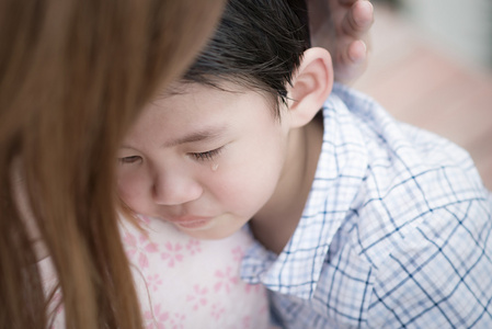 孩子不肯原谅父母该怎么开导,小孩不肯道歉怎么办