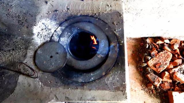 梦见老家旧房子内炉子在生火,梦见我老家的屋里屋外发的煤炭火