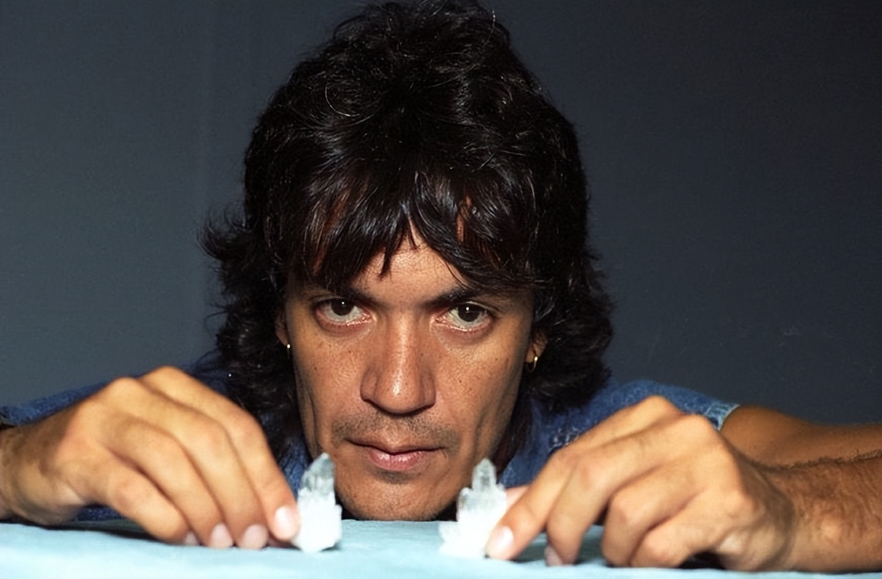 殴打球迷、收买对方球员、26年0进球，他为何敢自称巴西球王？