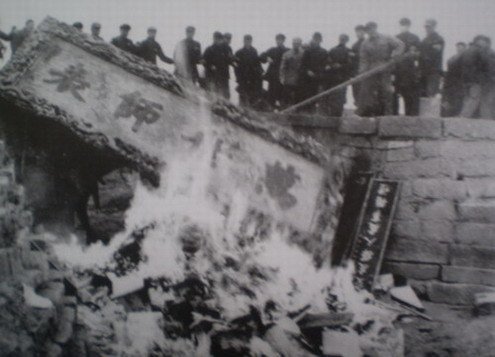 八十年代修铁路发现的大墓,被盗过的老百姓墓图片