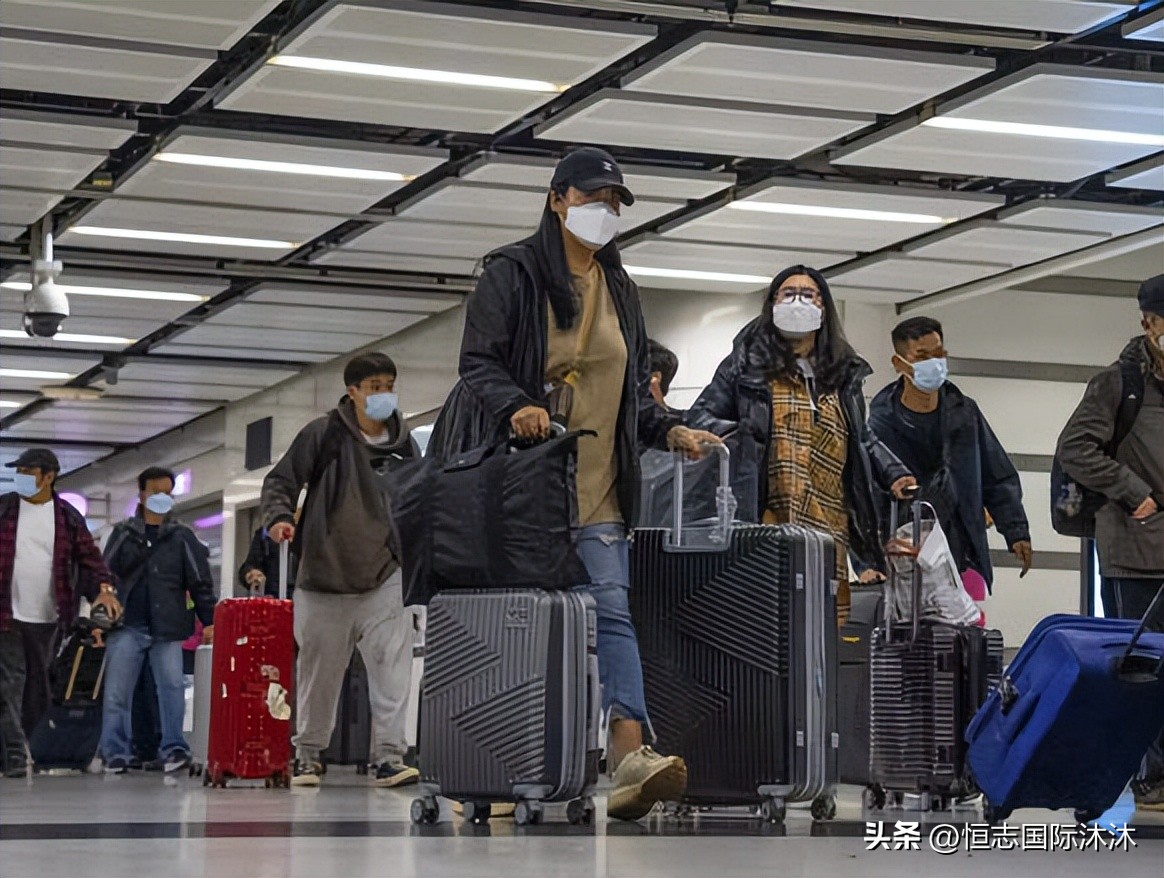 绿卡华人入境被翻行李,华人出境护照被注销