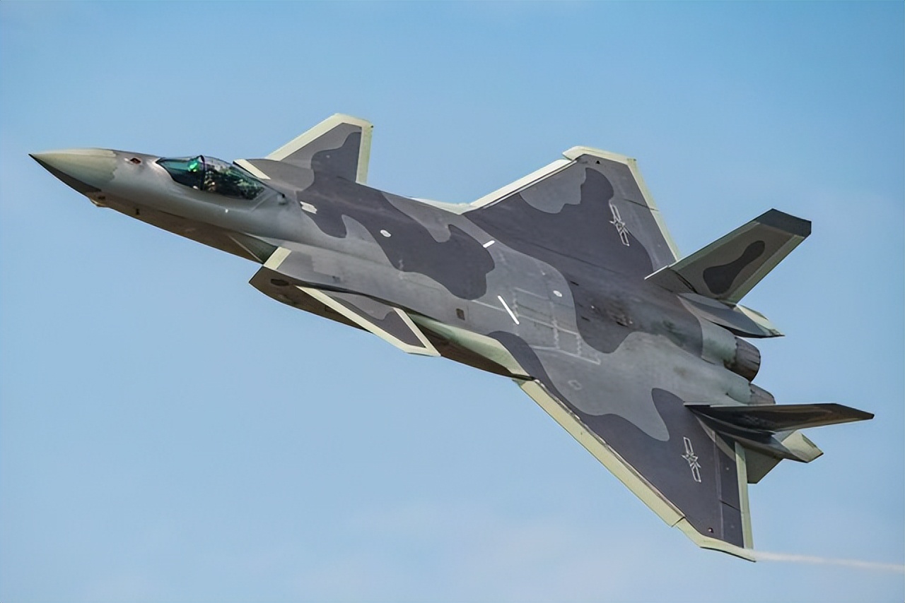 歼20首次证实常态化巡航，隐身涂层坚固耐用低成本，性能更胜F22