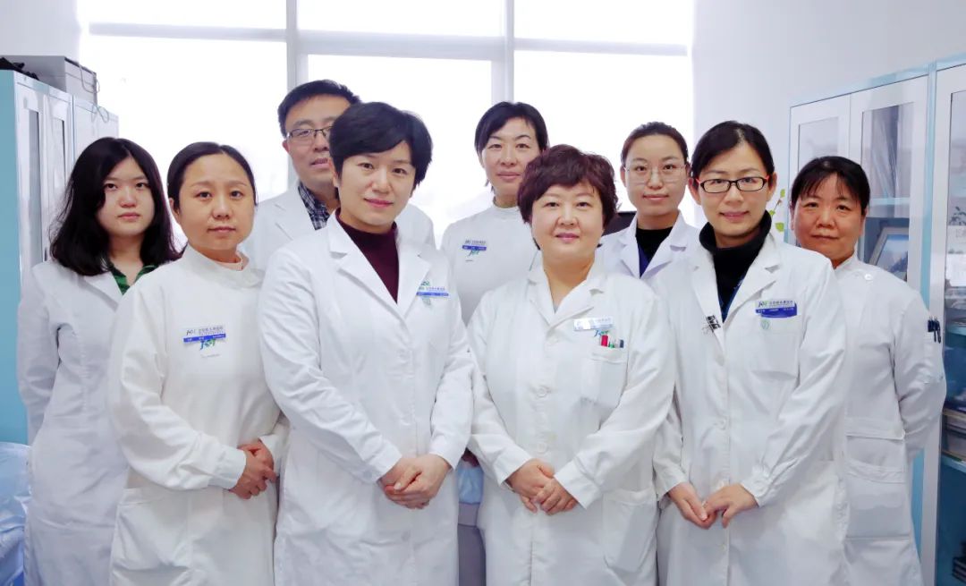 脂溢性皮炎头皮还能长头发么,头皮脂溢性皮炎与白头发有关