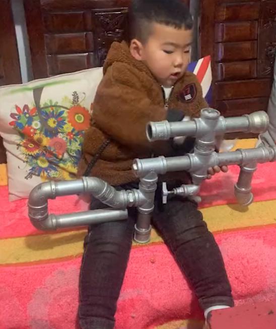 爸爸用水管给儿子打造狙击枪,父亲为孩子用水管打造狙击枪