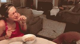 搞笑gif谁这么有才把车开上房顶了,搞笑gif段子这车开出去也太拉风了