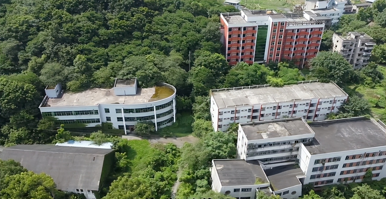 北碚这所中专校园荒废了13年还保留完好；30多年前比大学还吃香