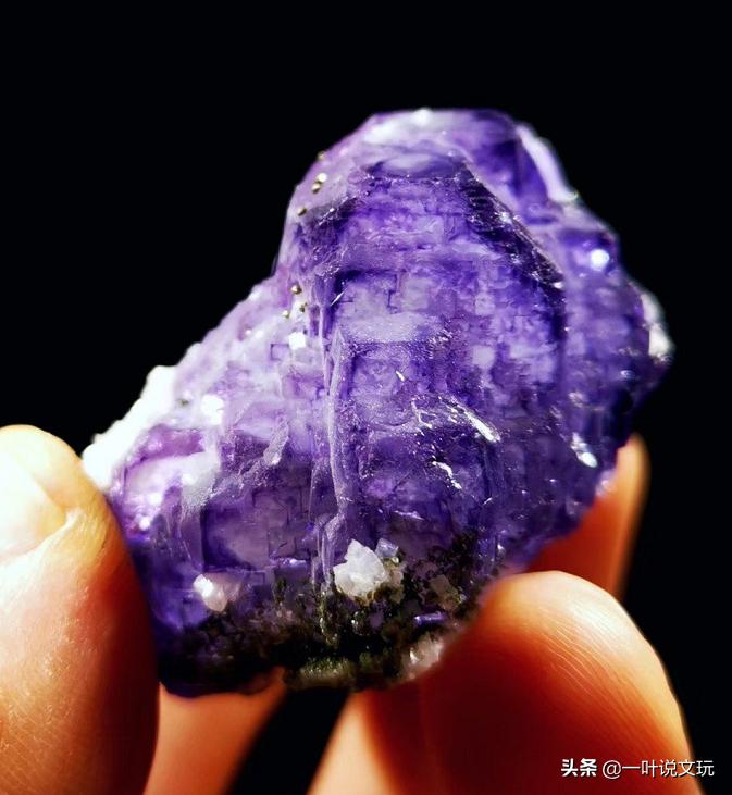 河边捡到黄色石头是什么石,山上捡到的乳白石是什么石