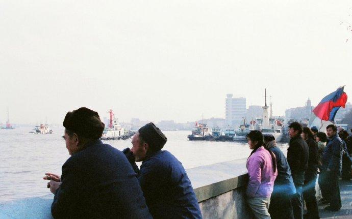 女子穿侵华日军服装摆拍新闻视频,女子身着日本侵华军装露脸