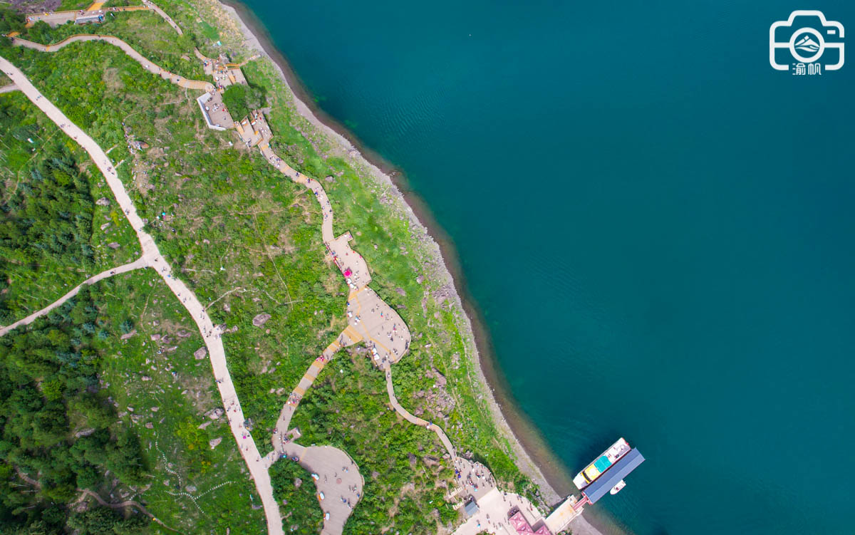 天山天池风景区里西王母瑶池,天山博格达峰下的天池介绍
