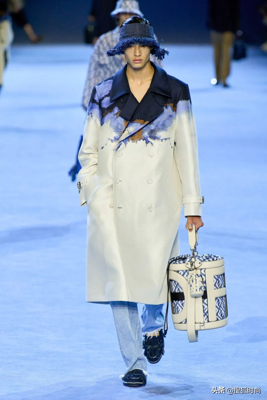 米兰男装时装周衬衣短裤,米兰时装周黑色露肩