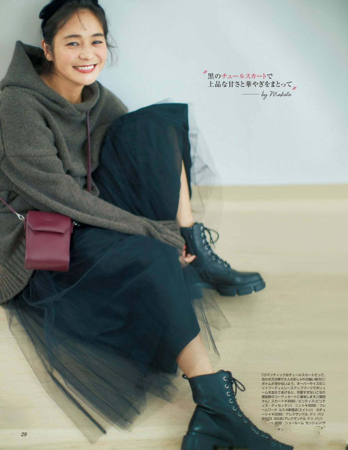 穿搭衬衫半裙这么穿时髦又减龄,连帽卫衣配裙子是开春最美搭配